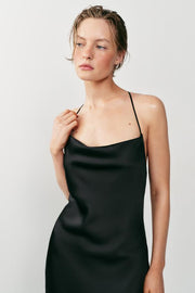 Robe satinée à détail métallique au dos