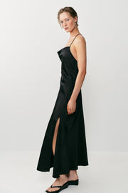 Robe satinée à détail métallique au dos