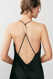 Robe satinée à détail métallique au dos