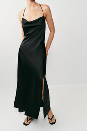 Robe satinée à détail métallique au dos