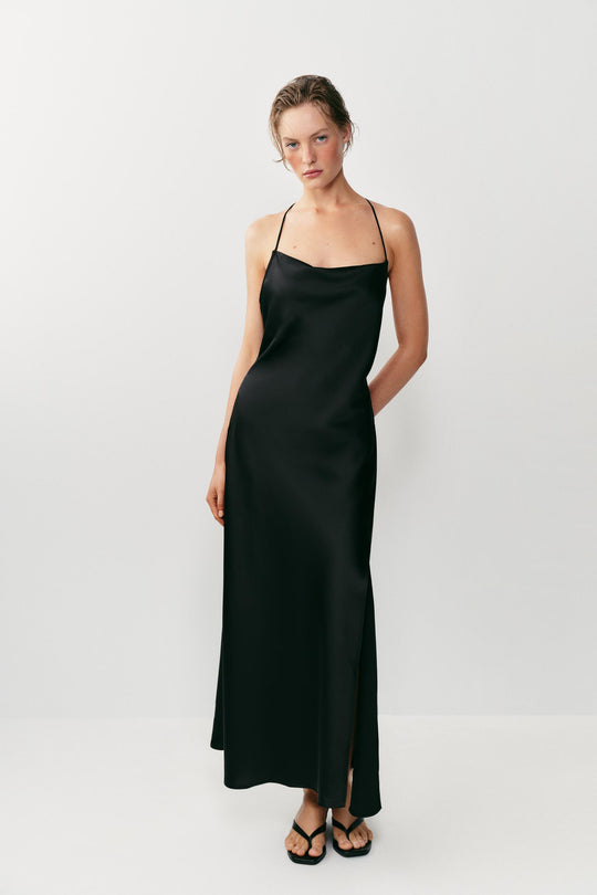 Robe satinée à détail métallique au dos