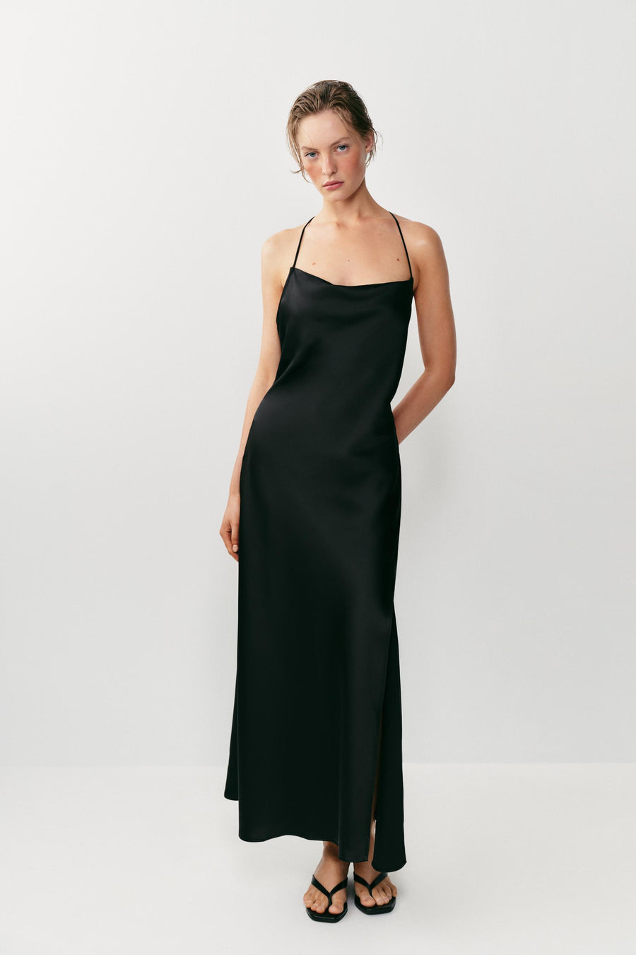 Robe satinée à détail métallique au dos