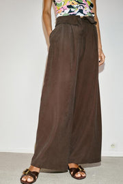 Pantalon à pinces et taille rabattue