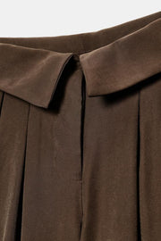 Pantalon à pinces et taille rabattue