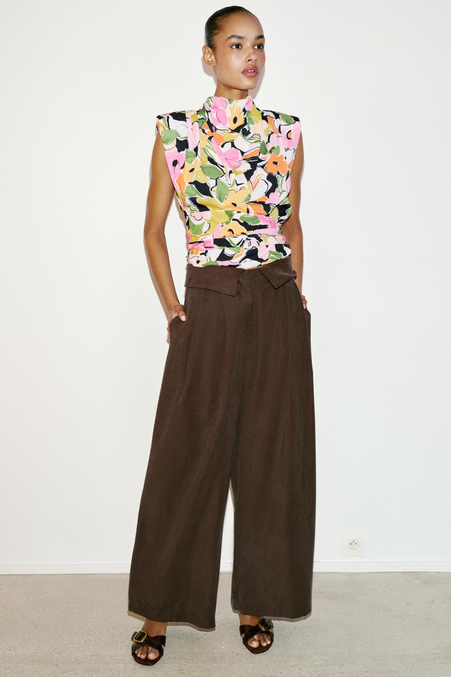 Pantalon à pinces et taille rabattue