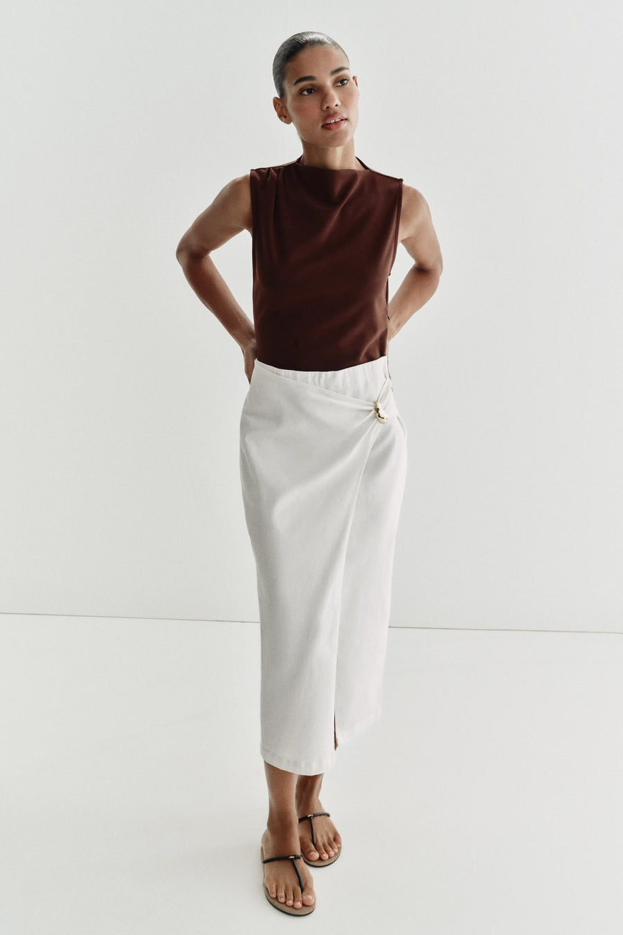 Robe midi contrastée à détail métallique