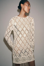 Robe en maille ajourée à perles