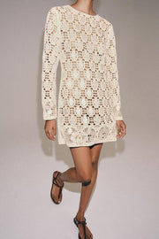 Robe en maille ajourée à perles