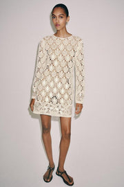 Robe en maille ajourée à perles