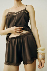 Short fluide en dentelle