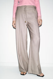 Pantalon à chevrons avec ceinture tressée
