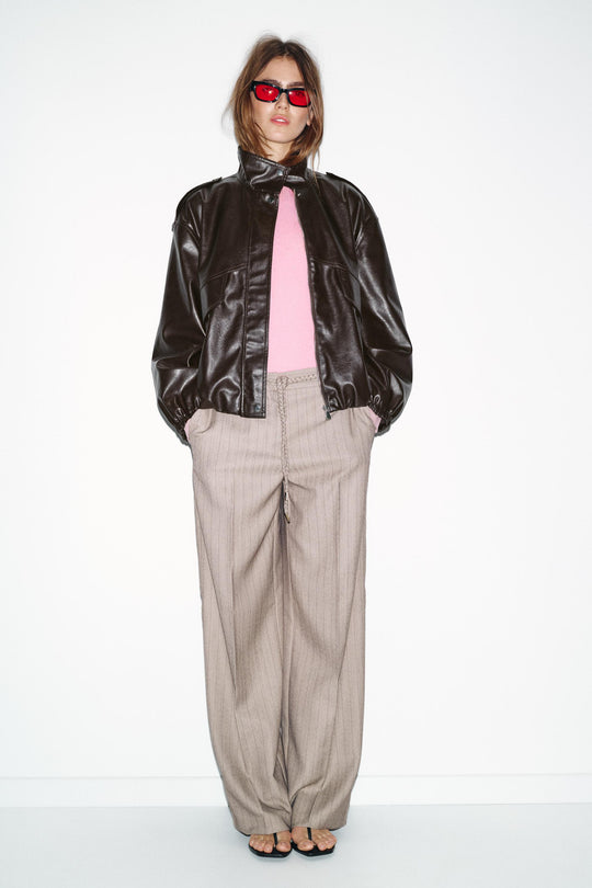 Pantalon à chevrons avec ceinture tressée