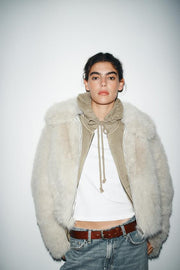 Manteau court effet fourrure à fermeture zippée