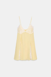 Robe courte contrastée en dentelle