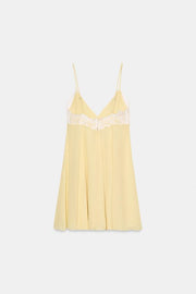Robe courte contrastée en dentelle