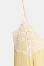 Robe courte contrastée en dentelle