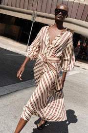Robe midi à rayures avec ceinture