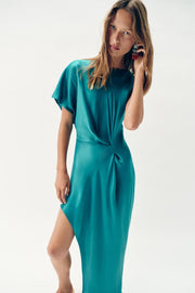 Robe midi satinée asymétrique