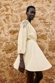Robe mini contrastée au crochet