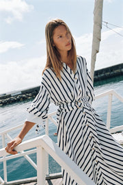 Robe midi à rayures avec ceinture