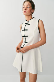 Robe courte à brandebourgs