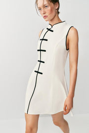 Robe courte à brandebourgs