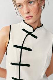 Robe courte à brandebourgs