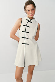 Robe courte à brandebourgs