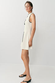 Robe courte à brandebourgs