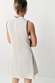 Robe courte à brandebourgs