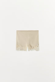 Short lingerie satiné en dentelle
