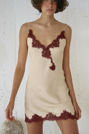 Robe nuisette satinée en dentelle