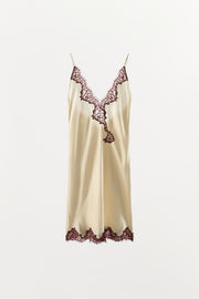 Robe nuisette satinée en dentelle