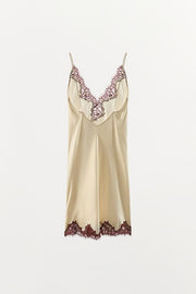 Robe nuisette satinée en dentelle