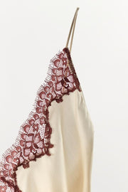 Robe nuisette satinée en dentelle