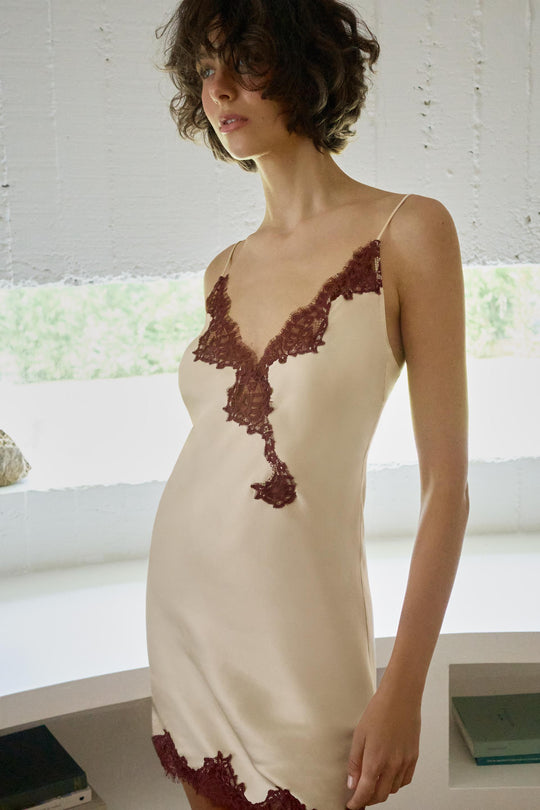 Robe nuisette satinée en dentelle