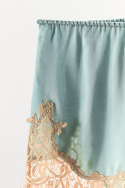 Short satiné en dentelle