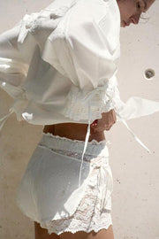 Short contrasté en dentelle brodée