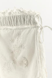 Short contrasté en dentelle brodée