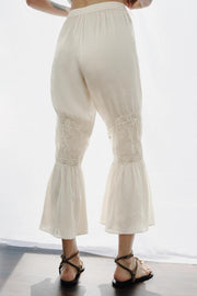 Pantalon contrasté à dentelle et broderies florales