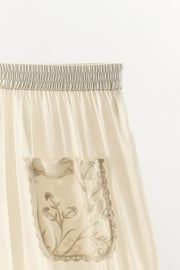 Pantalon contrasté à dentelle et broderies florales