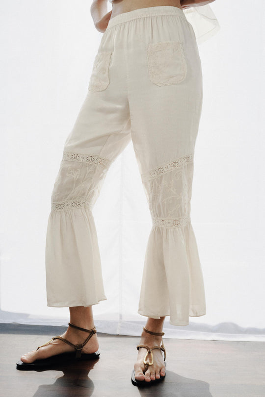 Pantalon contrasté à dentelle et broderies florales