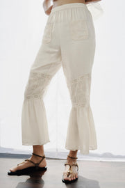 Pantalon contrasté à dentelle et broderies florales