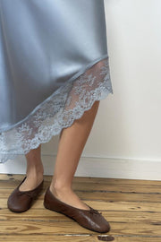 Jupe midi satinée à bas asymétrique et dentelle