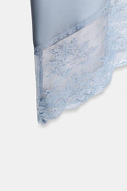 Jupe midi satinée à bas asymétrique et dentelle