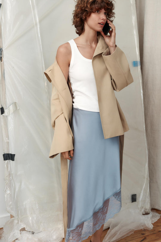 Jupe midi satinée à bas asymétrique et dentelle