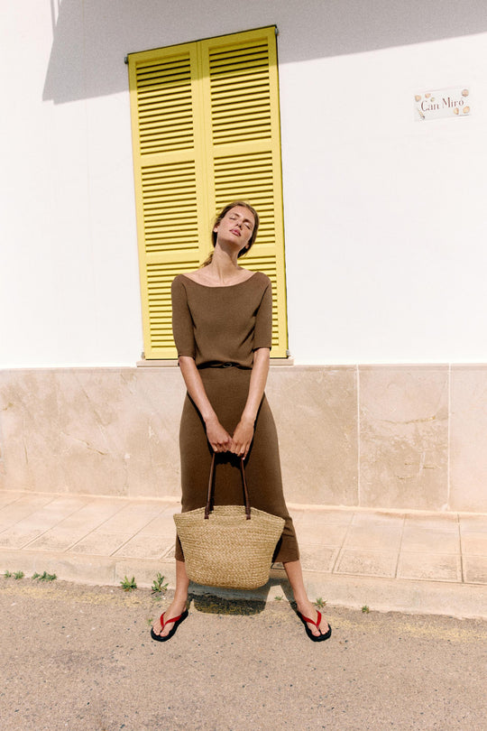 Robe midi en maille avec ceinture