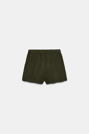 Short contrasté au crochet