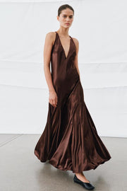 Robe longue satinée à volume