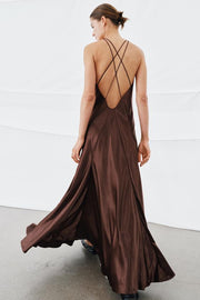 Robe longue satinée à volume